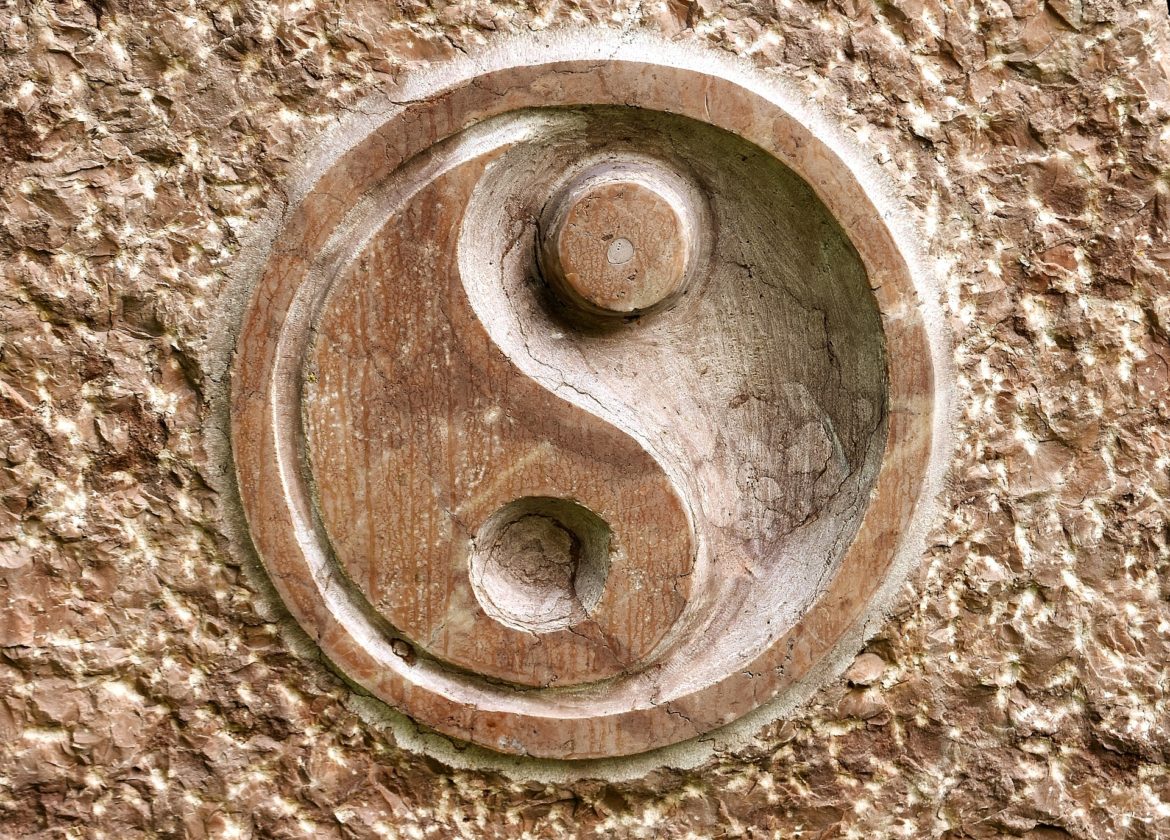 yin yang gravé dans la pierre